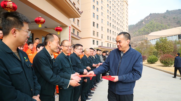 新春慰问送祝福      真情关怀暖人心